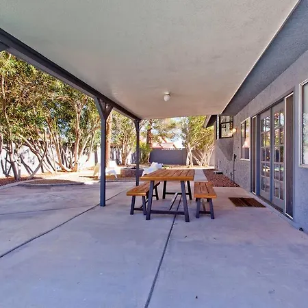Bright, Modern 4Br With Beautiful Backyard & Pool! Villa